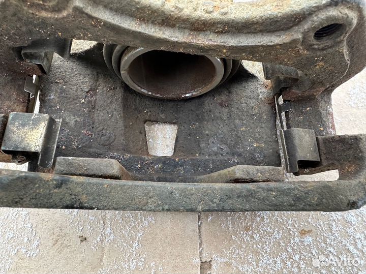 Суппорт передний левый Nissan Almera Classic