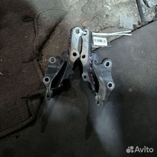 Петля капота Toyota Progres JCG15