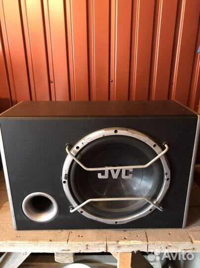 Сабвуфер и усилитель в автомобиль