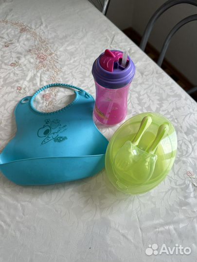 Поильник, тарелка и слюнявчик