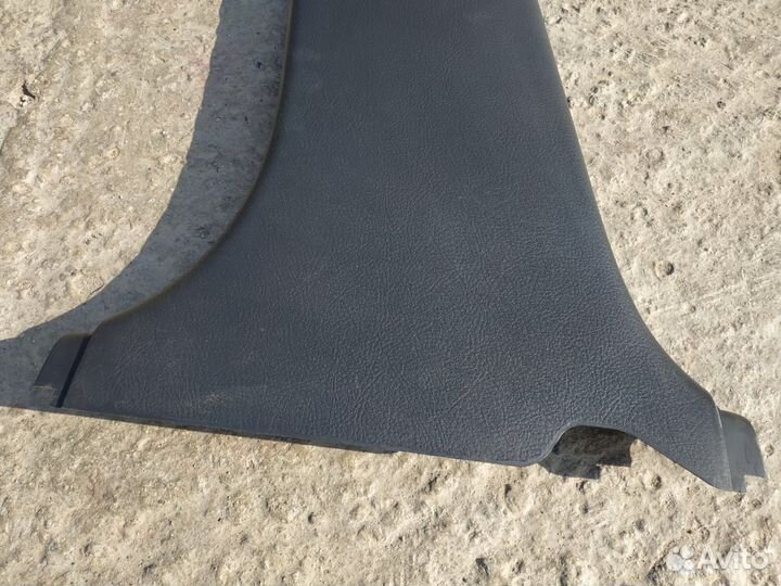 Накладка центральной стойки крыш Toyota Avensis 2