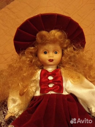 Кукла фарфоровая