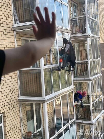 Мойка окон витрин альпинистами