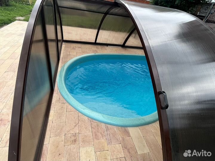 Бассейн с павильоном