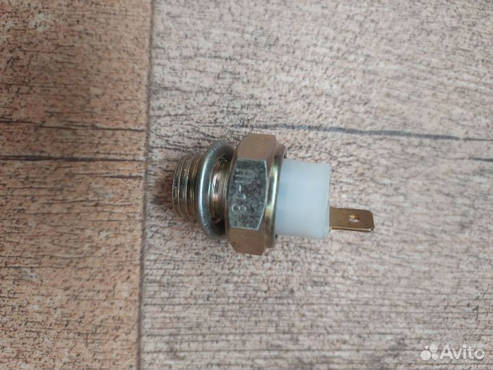 Датчик аварийного давления масла