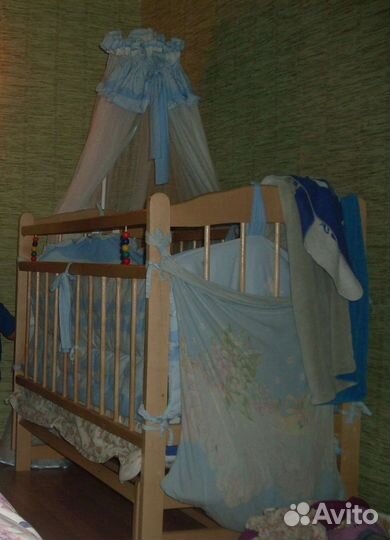 Детская кроватка с поперечным маятником