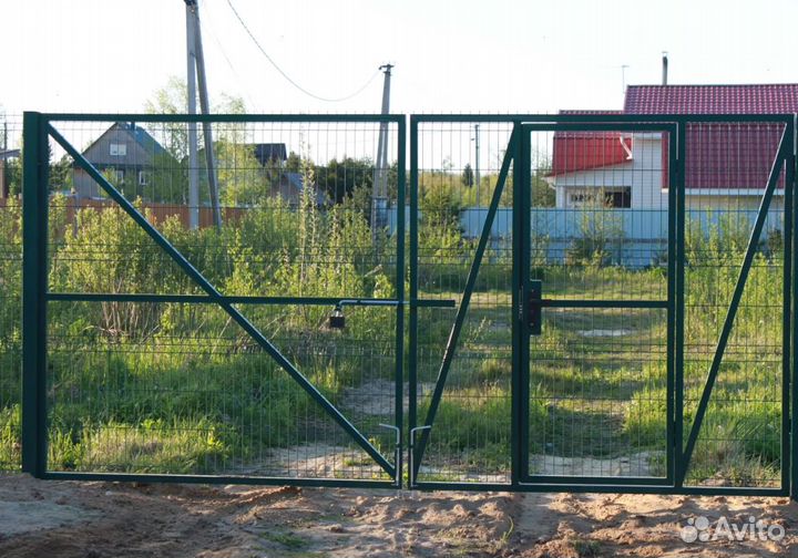 Забор металлический с металлическими столбами под