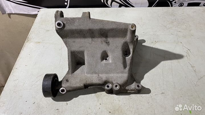Кронштейн двигателя Mercedes Benz W208 M111