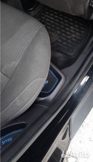 Резиновые коврики в ниши салона Ford Focus 3