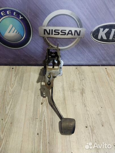Педаль тормоза Nissan primera P12 Лев