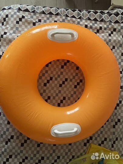 Надувной круг для плавания