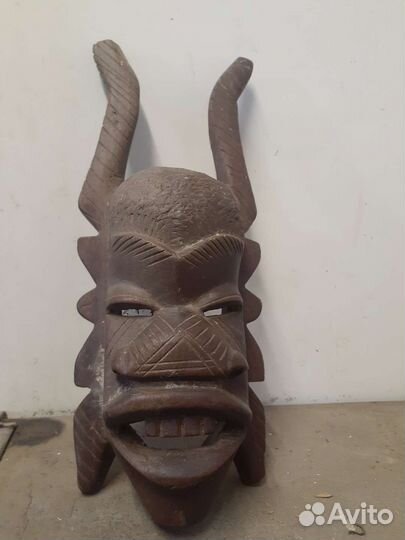 Маска из красного дерева