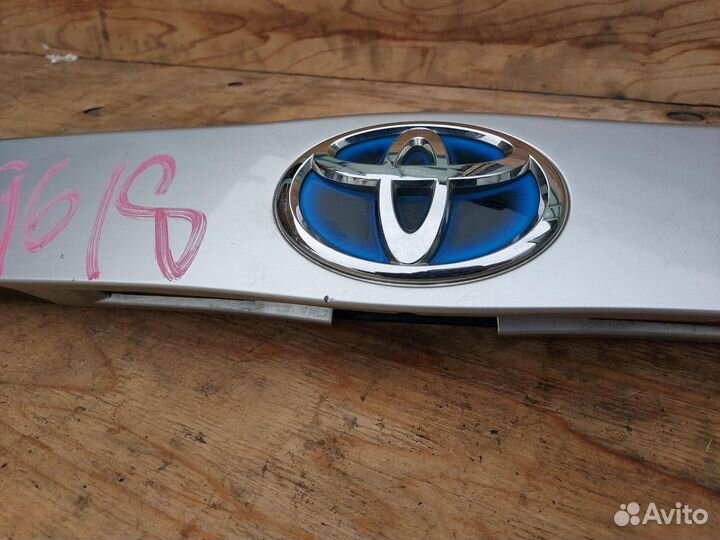 Накладка двери (крышки) багажника Toyota Prius 3