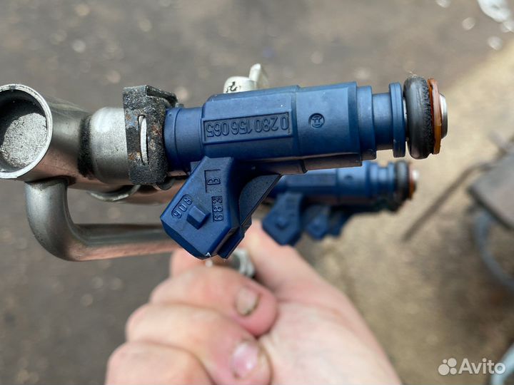 Топливная рампа всборе с форсунками 06B133317AF