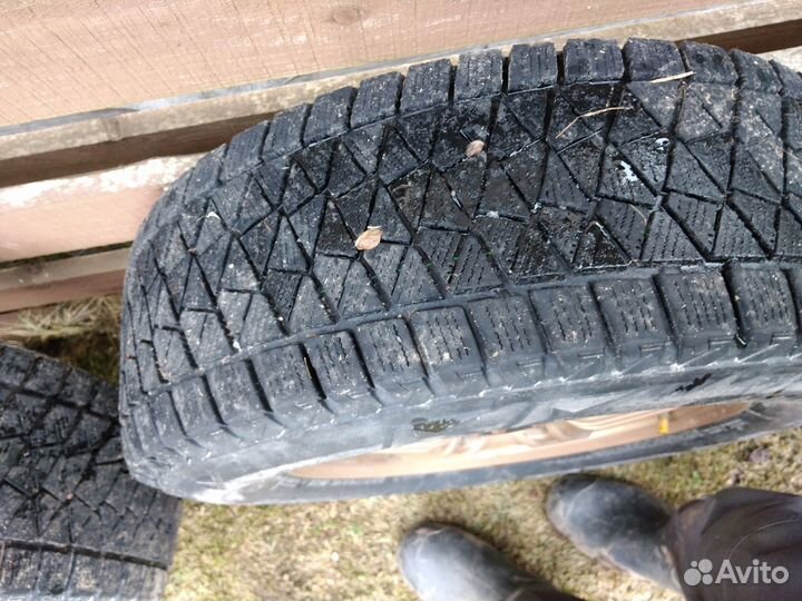 Bridgestone Blizzak DM-V2 225/70 R16