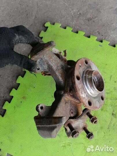 Кулак поворотный левый Фольксваген Гольф 5+