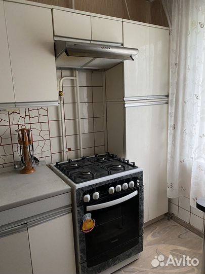 Газовая плита с духовкой, кухня, вытяжка, мойка