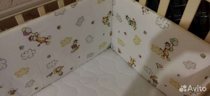 Детская кроватка с продольным маятником и ящиком