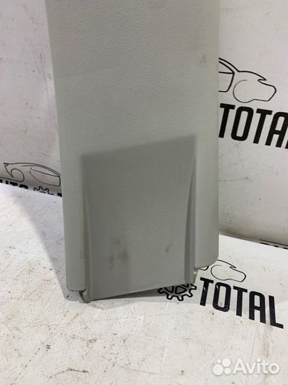 Обшивка центральной стойки правая Nissan Terrano