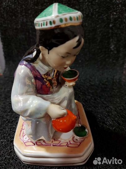 Фарфоровая статуэтка