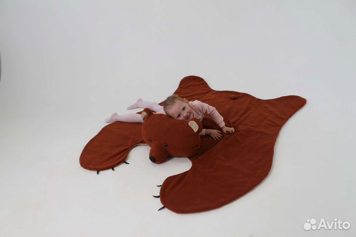 Шкура неубитого медведя,ковер,плед с подушкой