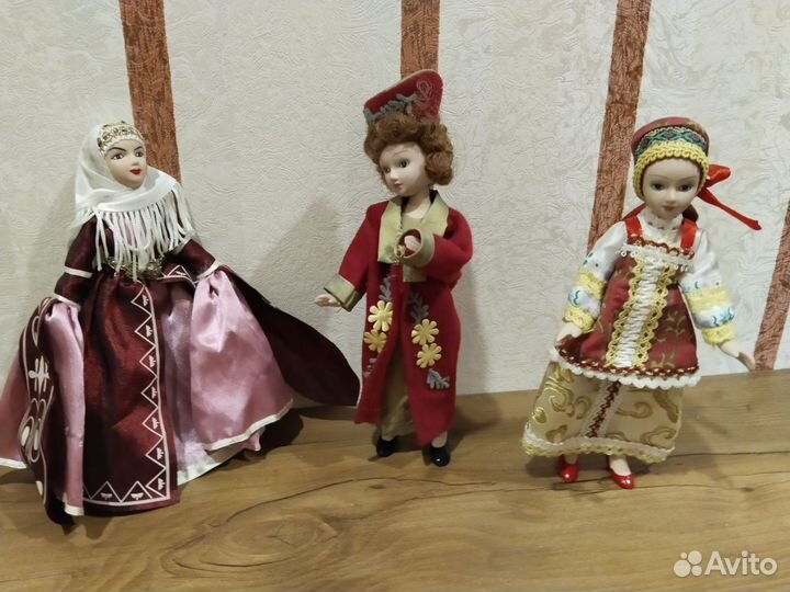 Куклы фарфоровые в костюмах