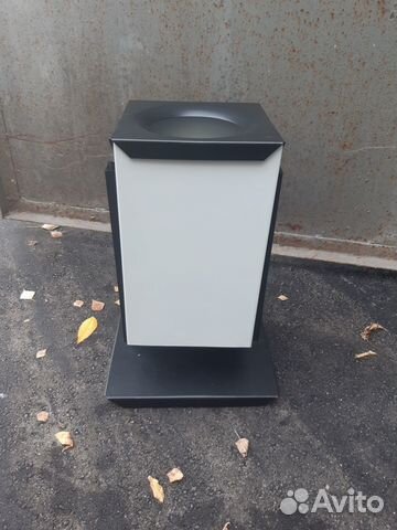 Урна для мусора на платформе