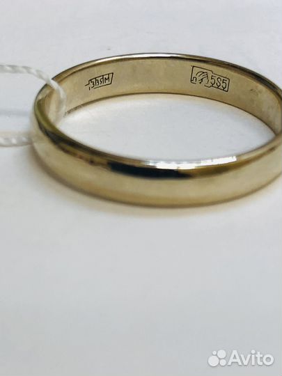 Золотое обручальное кольцо