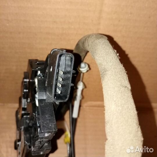 Замок двери передний правый Nissan Serena C25