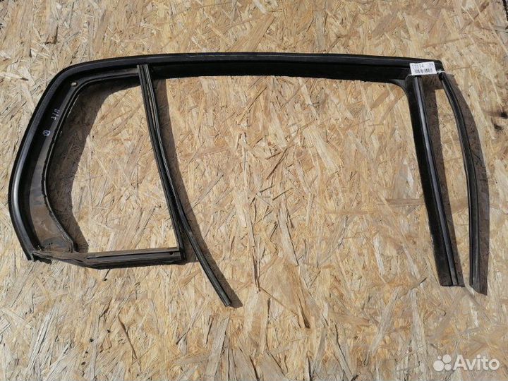 Уплотнитель стекла двери задний правый Volkswagen