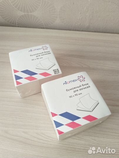 Бумажные блоки для записи в пластиковом стакане