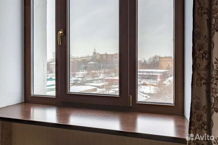 Пластиковые окна с цветными подоконниками