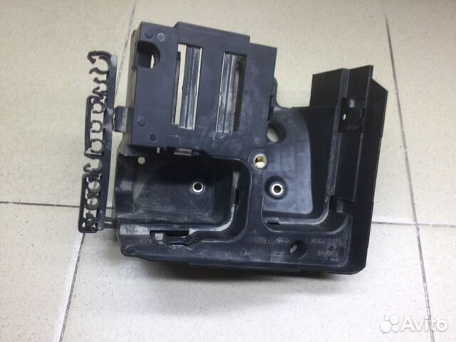 Кронштейн блока предохранителей Volkswagen Caddy