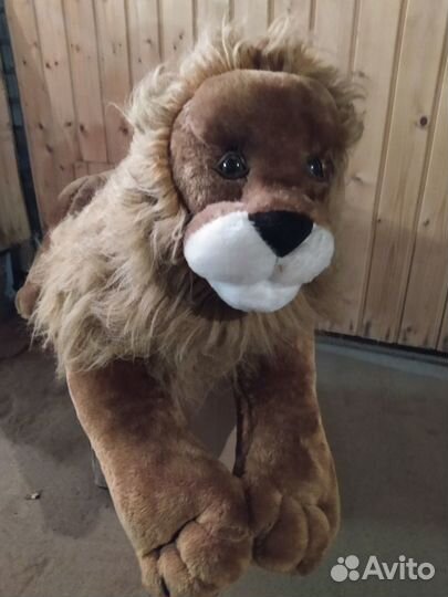 Плюшевые львы и собачонка