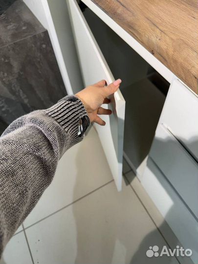 Кухня белая 360 см со столешнецей