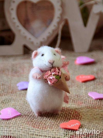 Игрушка ручной работы мышонок с букетом