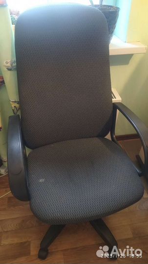 Компьютерный стол с креслом