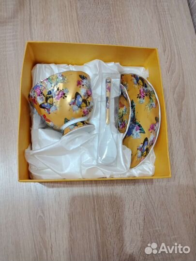 Чайные чашки с блюдцами и ложечками