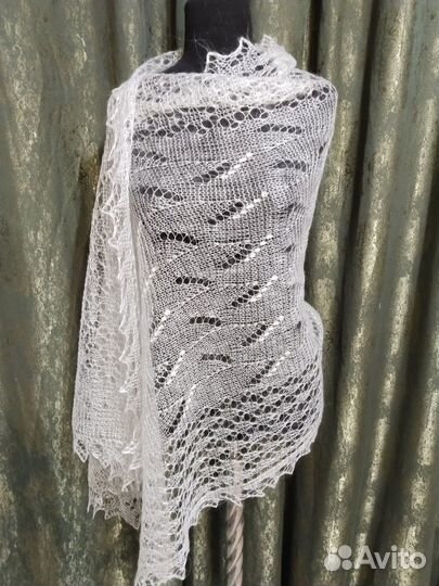 Пуховый палантин Ландыши