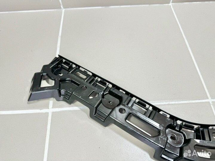 Направляющая бампера задняя правая Skoda Rapid 2