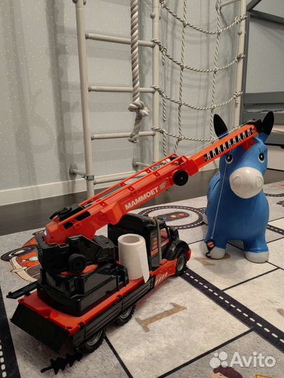 Большой подъёмный кран