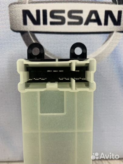 Блок кнопок стеклоподъемников Nissan note E11 Лев
