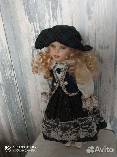 Кукла фарфоровая