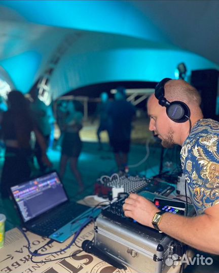 Диджей Ник Адамс