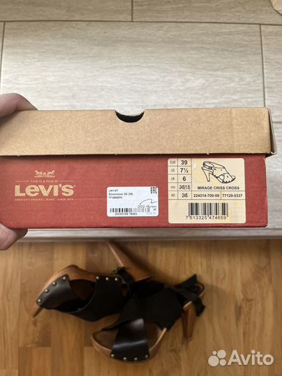 Босоножки Levi's 38 р