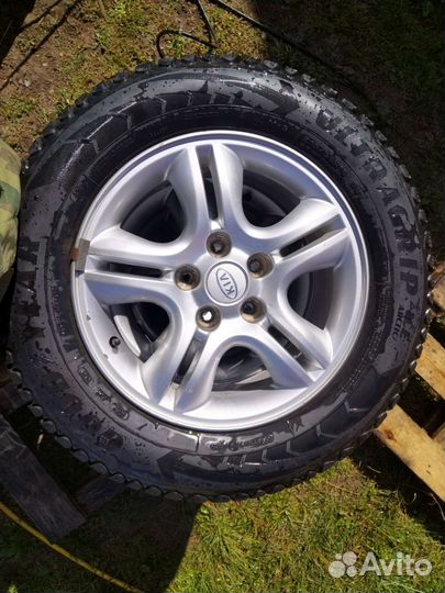 Goodyear UltraGrip 215/65 R16