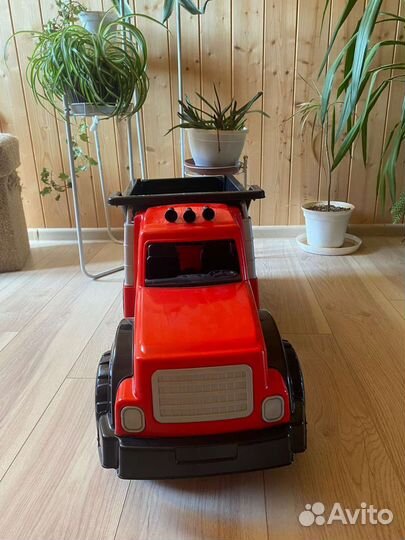 Большая игрушечная машина