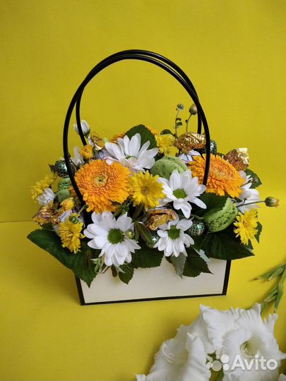 Подарок учителю с живыми цветами и конфетами