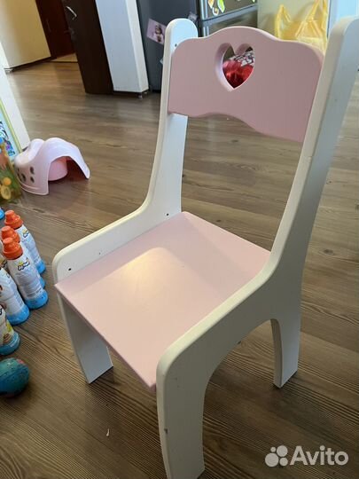 Детский столик и 2 стульчика