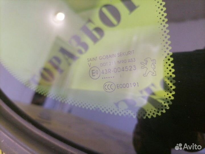 Стекло кузовное глухое заднее правое Peugeot 3008